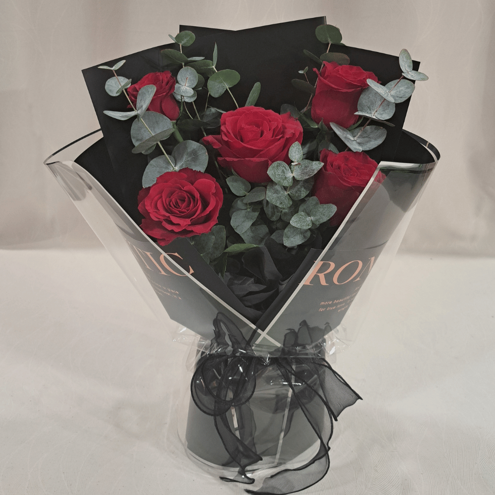 5 Fresh Roses Bouquet (Black Colour)