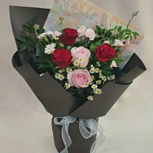 D'Classic Romance 5 Roses Bouquet